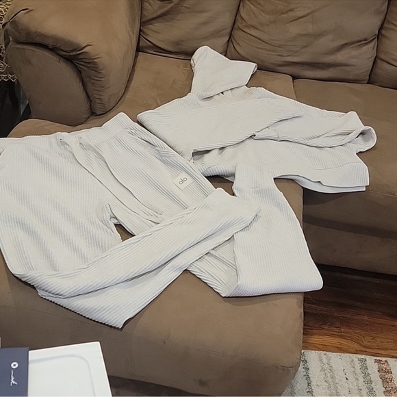 Alo Yoga Muse set size MEDIUM - Picture 5 of 5